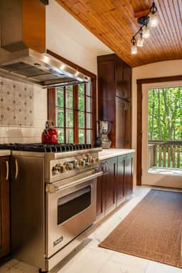 Charming Craftsman Cottage, Walk to Beach