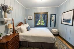 Charming Craftsman Cottage, Walk to Beach