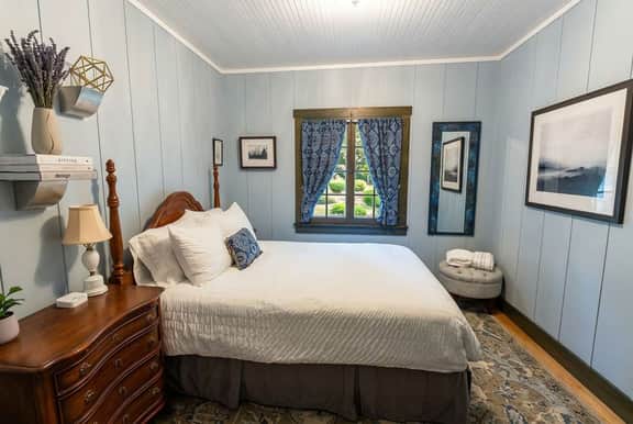 Charming Craftsman Cottage, Walk to Beach